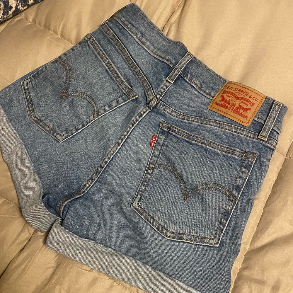 Levi’s high waisted Wedgie shorts size 26, like new condition